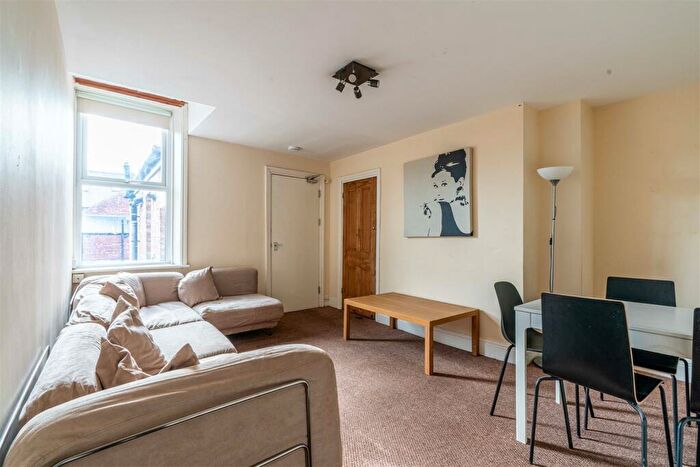 6 Bedroom Maisonette To Rent In £pppw - Myrtle Grove, Jesmond, NE2