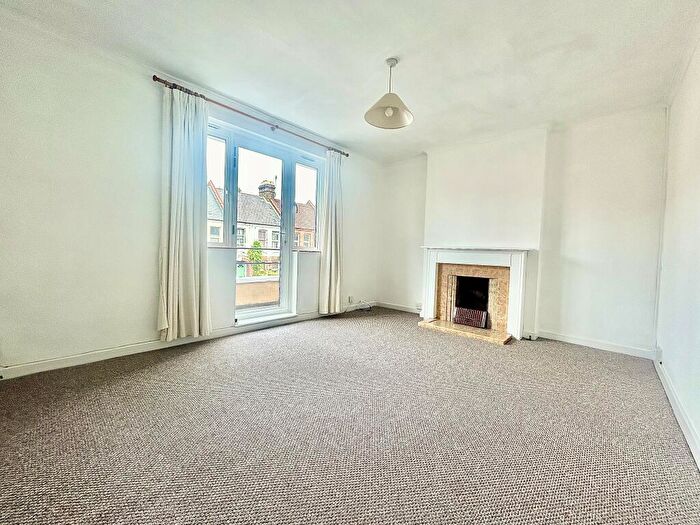 3 Bedroom Flat To Rent In Brettenham Road, Lloyd Park, Walthamstow, E17