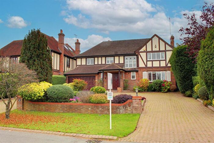 4 Bedroom Detached House For Sale In Brookmans Avenue, Brookmans Park, AL9