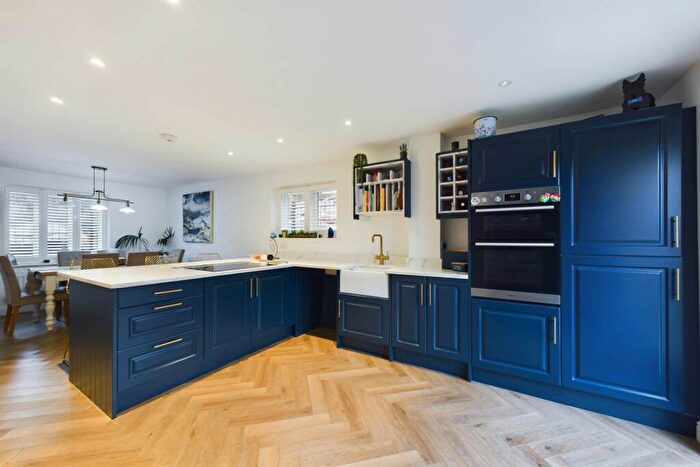 5 Bedroom Detached House For Sale In Linnet Road, Aspen Park, HP3