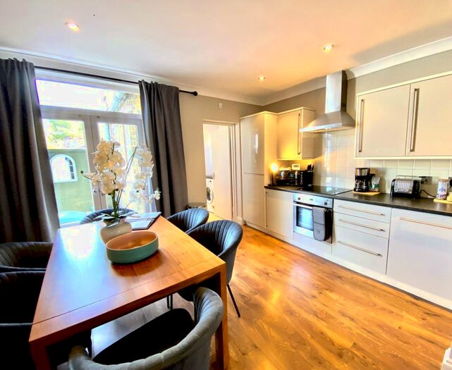 2 Bedroom Flat To Rent In White Hart House, SW13