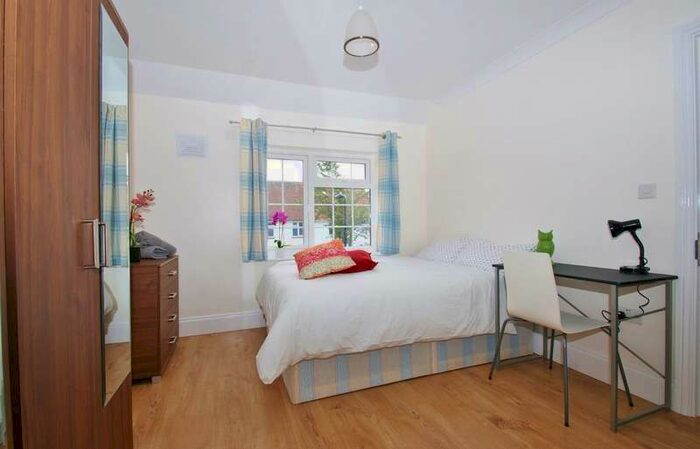 Flat To Rent In Carlisle Avenue, London, W3