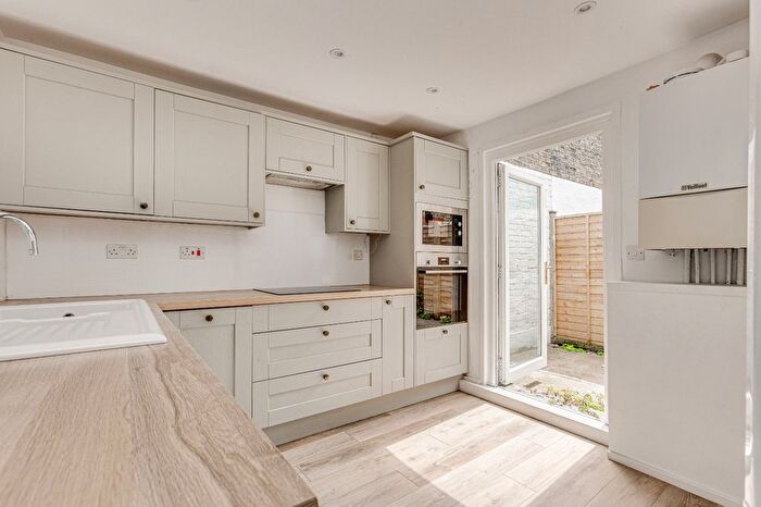 2 Bedroom Flat To Rent In Queenstown Road, Battersea, SW8