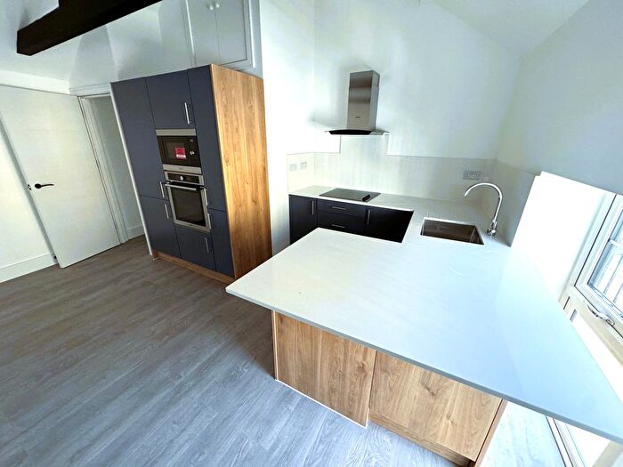 2 Bedroom Town House To Rent In York Mews, Ilford, IG1
