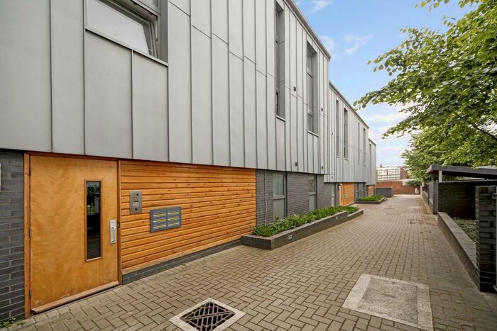 1 Bedroom Flat To Rent In Wharncliffe Mews, London, SW4