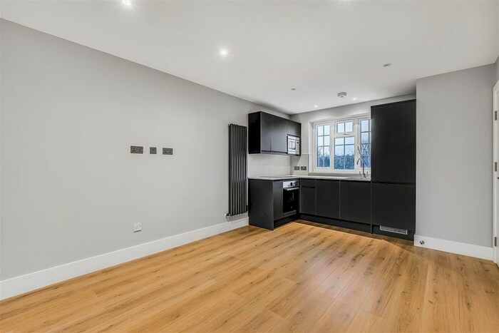 2 Bedroom Flat To Rent In Upper Richmond Road West, East Sheen, SW14