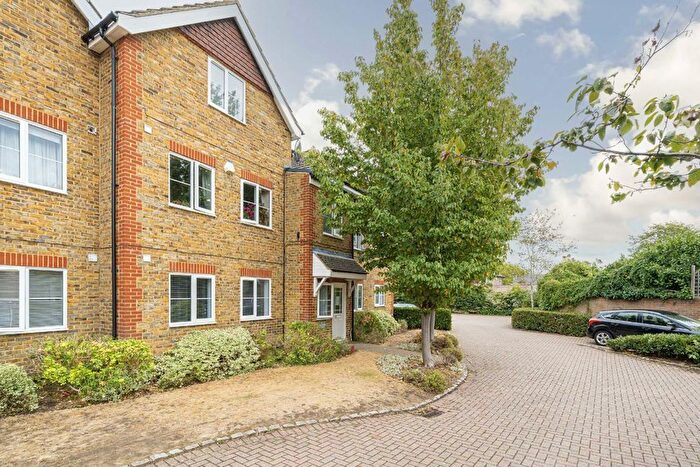 2 Bedroom Flat For Sale In Kempton Court, Sunbury-On-Thames, TW16