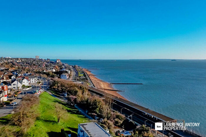 3 Bedroom Apartment For Sale In Grand Parade, Leigh-on-Sea, SS9