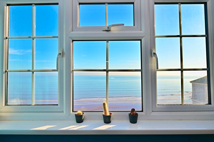 2 Bedroom Flat For Sale In West Cliff, Dawlish, EX7