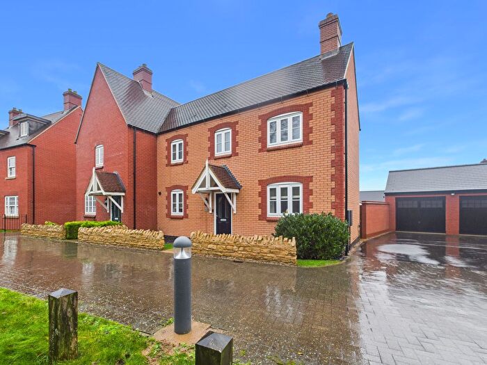 3 Bedroom Semi-detached House For Sale In Redcar Road, Towcester, NN12