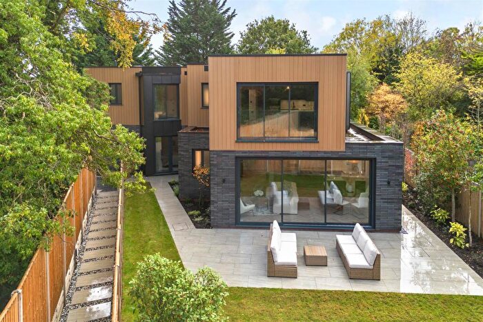 2 Bedroom Apartment For Sale In The Blenheim, Pinecrest Lodge, Barnet, EN5