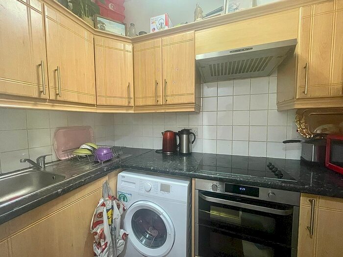2 Bedroom Flat To Rent In Davisville Road, London, W12