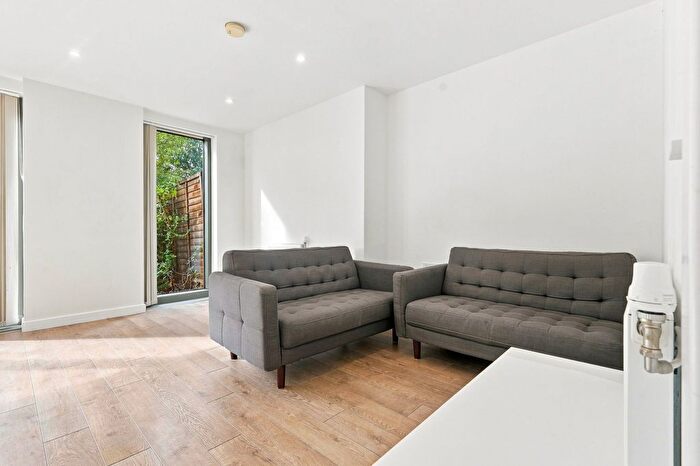 2 Bedroom Property For Sale In Ben Jonson Road, Bootmakers Court, E1