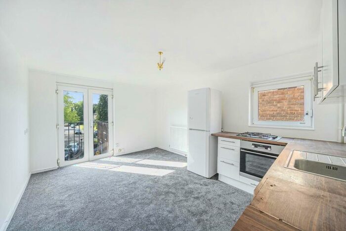 2 Bedroom Flat To Rent In Stonegrove Gardens, Stanmore, Edgware, HA8