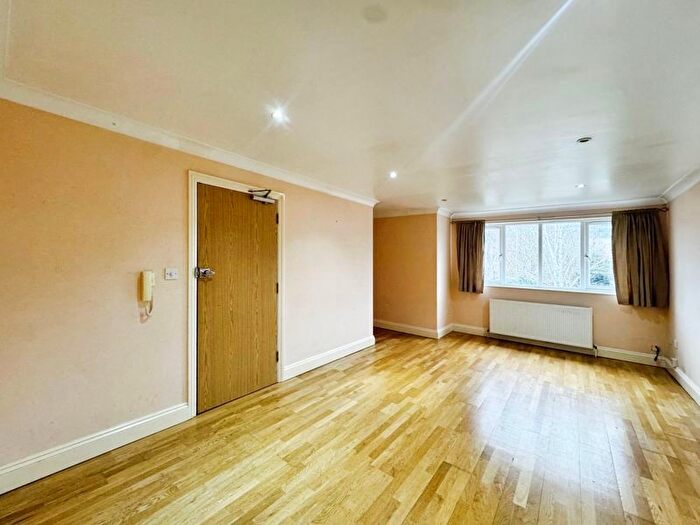 2 Bedroom Flat For Sale In Drayton Road, Borehamwood, WD6