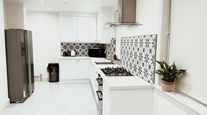 Studio To Rent In Elsee Road, CV21