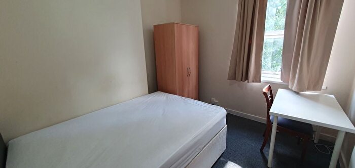 2 Bedroom Flat To Rent In Bed Flat -, West Luton Place, Adamsdown, CF24
