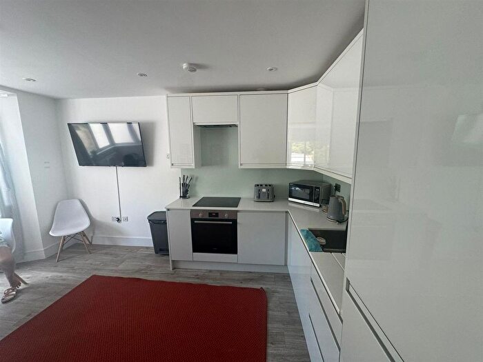 2 Bedroom Flat To Rent In Vivian Avenue, London, NW4