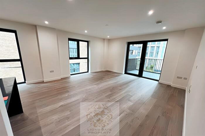 2 Bedroom Apartment To Rent In Hawker House, N4