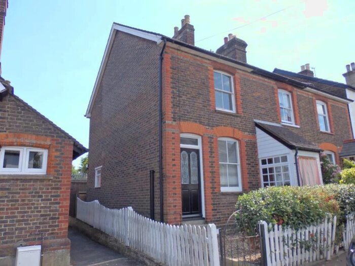 2 Bedroom End Of Terrace House To Rent In Effingham Road, Reigate, RH2