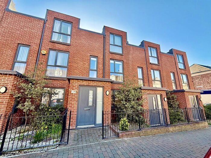 3 Bedroom Town House For Sale In Saltwell Road, Gateshead, NE8