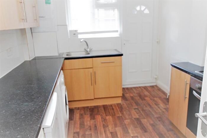 2 Bedroom Flat To Rent In Kenton Lane, Kenton, HA3