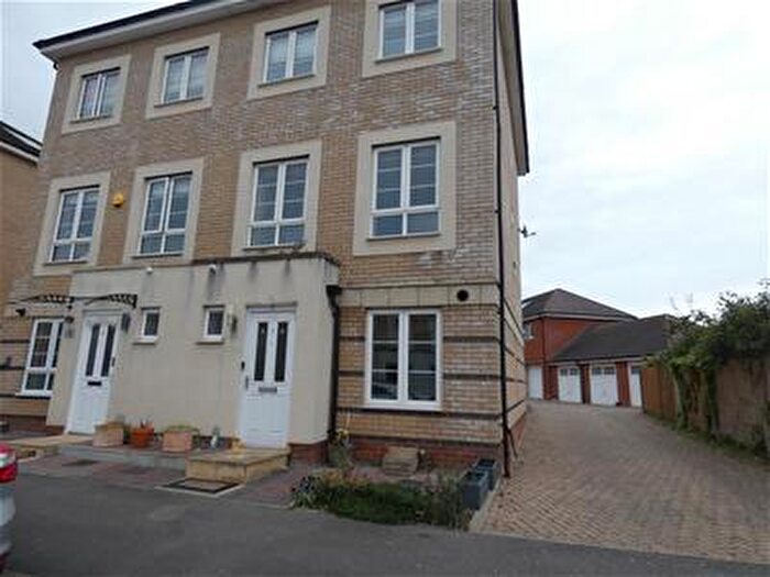 4 Bedroom Semi-Detached House To Rent In Kings Reach, Slough, Berkshire, SL3