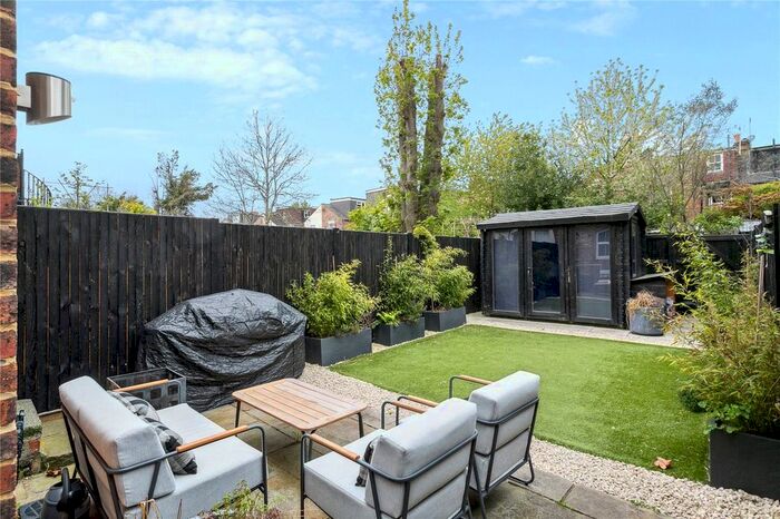 2 Bedroom Flat To Rent In Darell Road, Richmond, Surrey, TW9