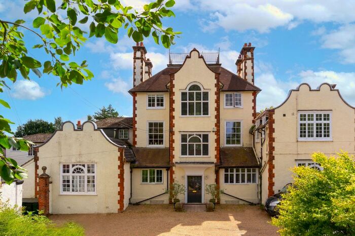3 Bedroom Flat For Sale In Gatton Park, Reigate, RH2