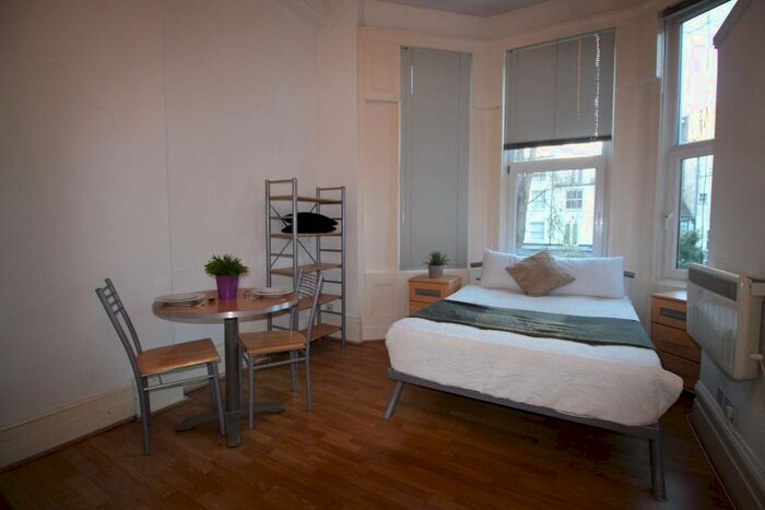 Studio To Rent In Russell Road, Kensington, W14