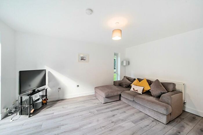 1 Bedroom Flat For Sale In Gledhow Wood Close, Oakwood, Leeds, LS8