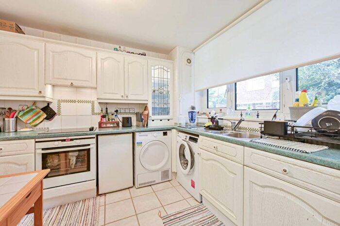 3 Bedroom Flat For Sale In Woking Close, Putney, London, SW15