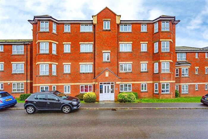2 Bedroom Flat For Sale In Watling Gardens, Dunstable, Bedfordshire, LU6