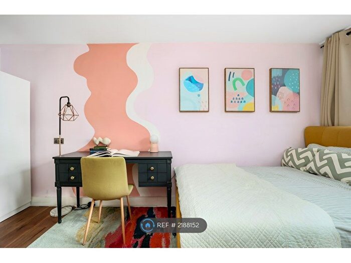 3 Bedroom Flat To Rent In Ashcroft Square, London, W6