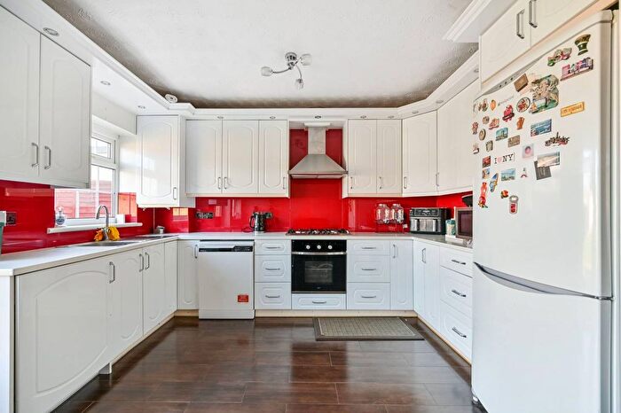 5 Bedroom Semi-detached House For Sale In Cranbourne Close, Cippenham Green, Slough, SL1