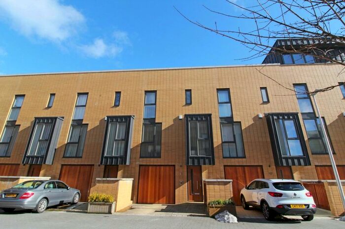 3 Bedroom Town House To Rent In Francis Street, Cardiff Bay, CF11