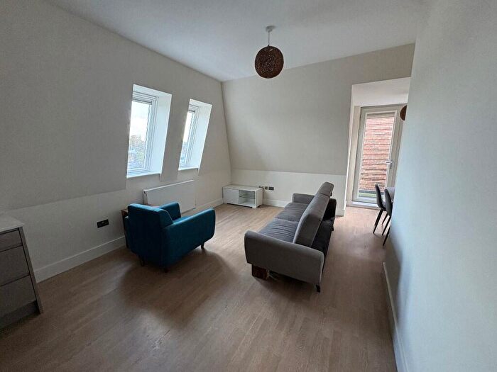 3 Bedroom Flat To Rent In St Mary's Road London, N8