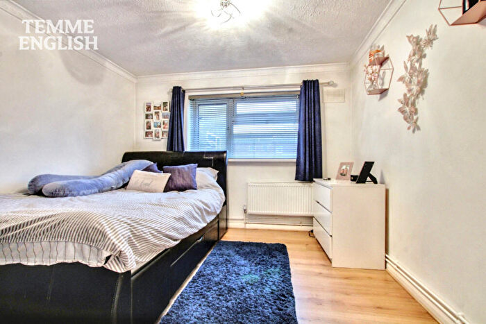 1 Bedroom Flat For Sale In Gaywood, Laindon, Essex, SS15