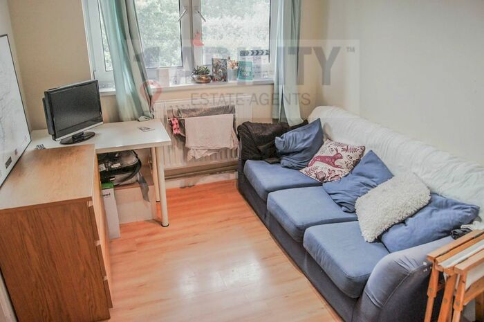 3 Bedroom Flat To Rent In Burbage Close, London, SE1