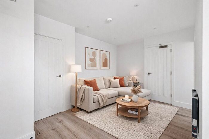 3 Bedroom Flat To Rent In Upper Street, London, N1