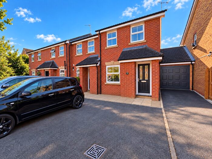 2 Bedroom Terraced House For Sale In Wraysbury Close, Luton, Bedfordshire, LU4