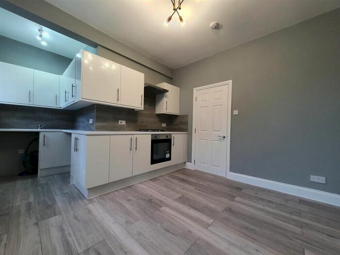 3 Bedroom Flat To Rent In Connaught Mansions, Coldharbour Lane, London, SW9