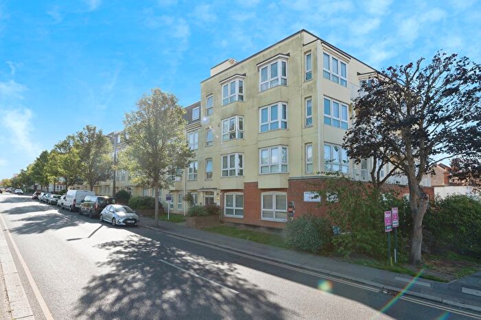 1 Bedroom Flat For Sale In Station Road, Westcliff-On-Sea, Essex, SS0