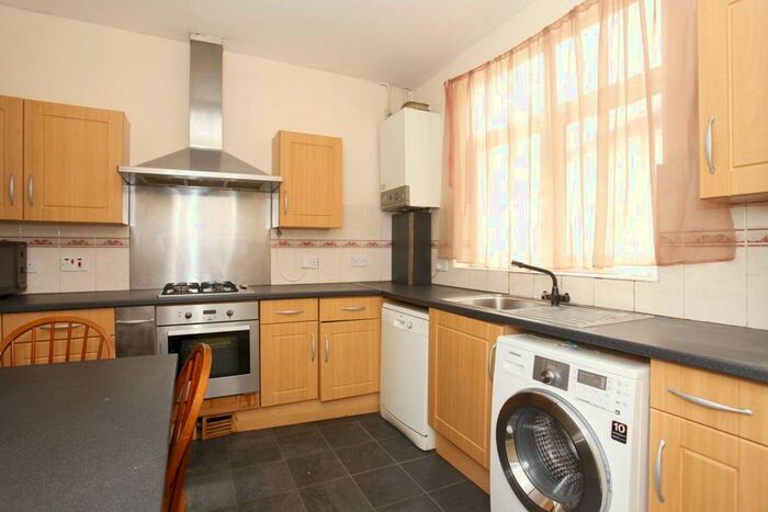 3 Bedroom Flat To Rent In Finchley Road, Golders Green, London, NW11