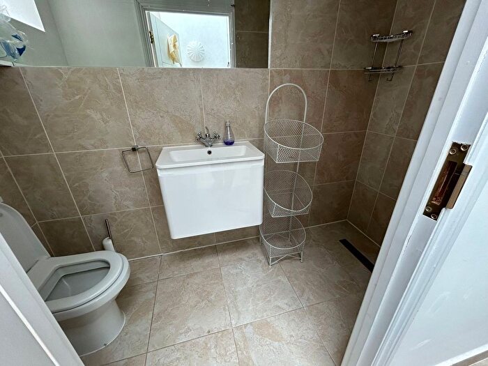 1 Bedroom Flat To Rent In Beauchamp Place, London, SW3