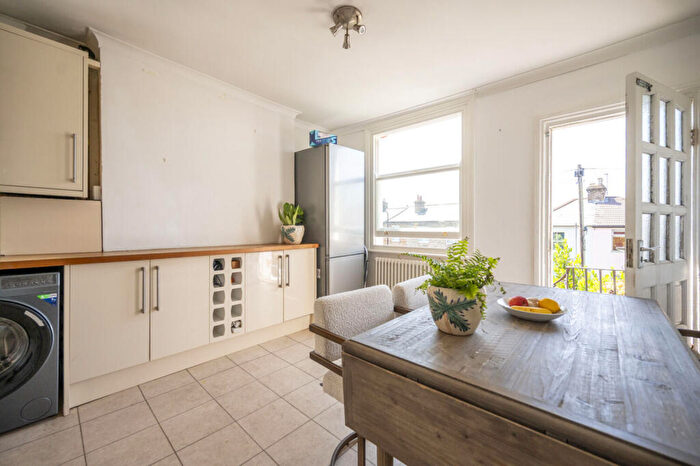 3 Bedroom Flat To Rent In Howard Road, Walthamstow, Walthamstow, London, E17