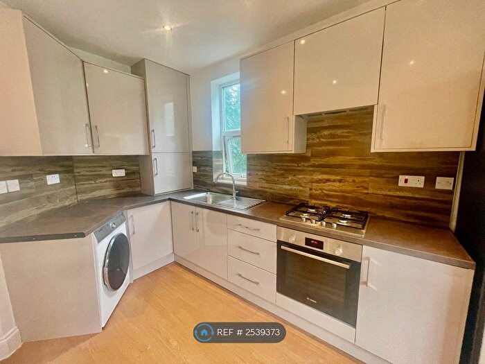 4 Bedroom Flat To Rent In Hanger Lane, London, W5