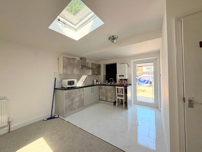 Studio To Rent In Palm Road, Romford, RM7