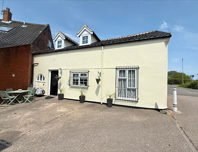 2 Bedroom Cottage For Sale In Yarmouth Road, Ormesby, NR29