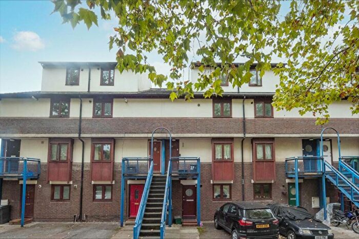 1 Bedroom Apartment For Sale In Westcroft Close, Cricklewood, London, London, NW2